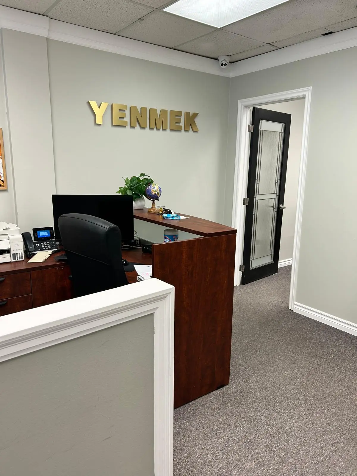 Office space for lease in Mississauga - bright ground floor unit with front-facing windows at Airport Corporate Centre